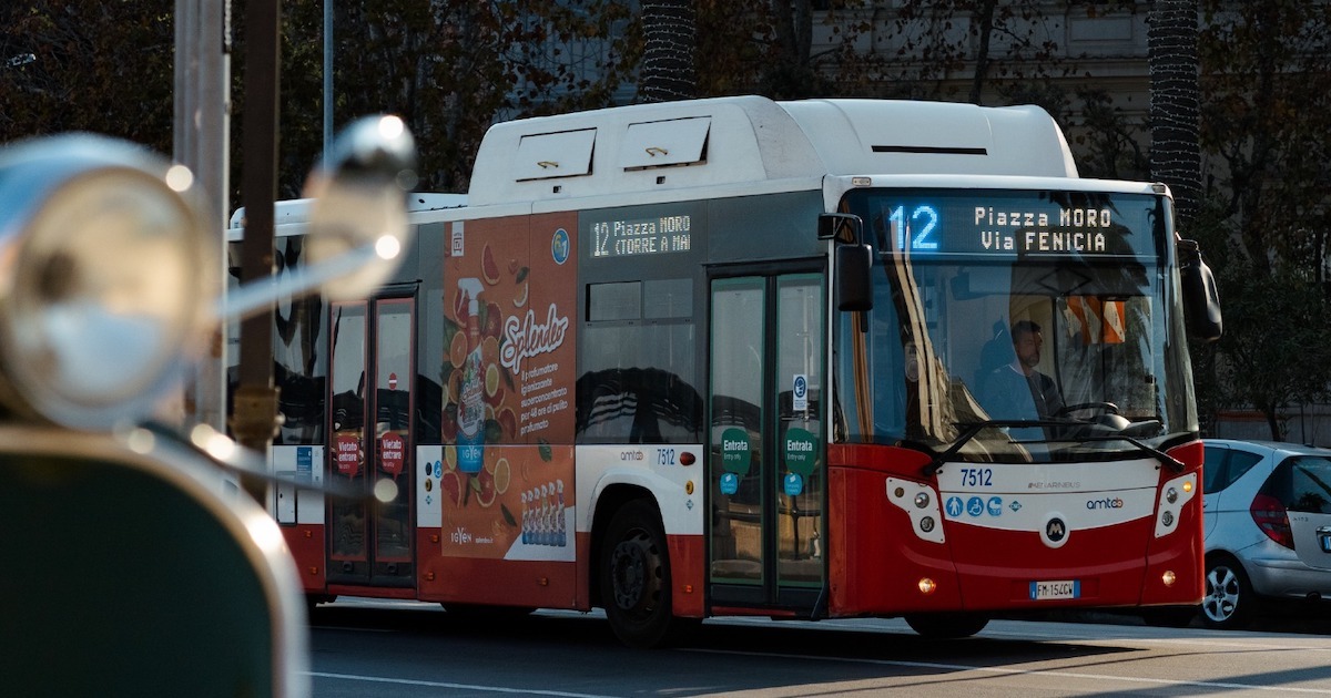 Una foto di un autobus di AMTAB Bari, presa dal  profilo Facebook  della campagna promozionale MUVT