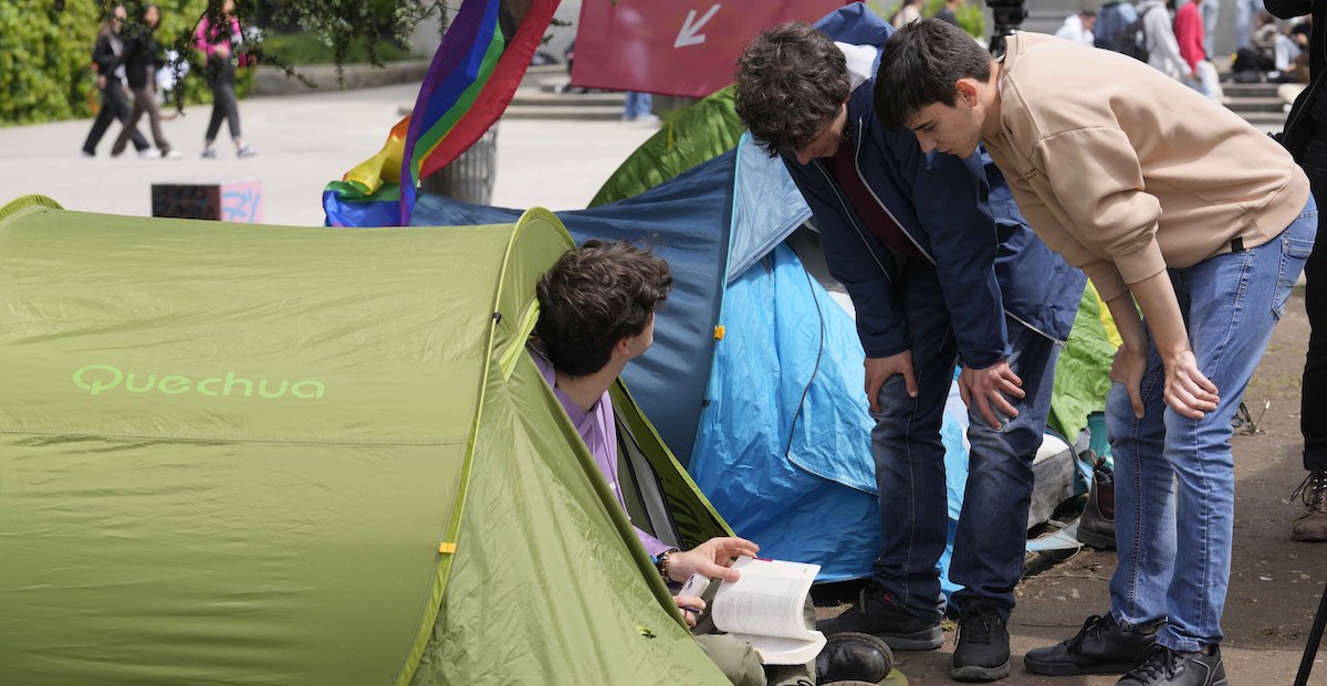 Una protesta contro l'aumento degli affitti degli studenti al Politecnico di Milano, 11 maggio 2023 (AP Photo/Luca Bruno)