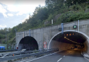 Un tratto dell'autostrada A12 tra Recco e Genova è stato chiuso per l'incendio di un pullman in una galleria