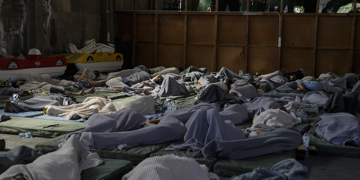 Un gruppo di sopravvissuti al naufragio al largo di Pilo, in Grecia (AP Photos/Thanassis Stavrakis, File)