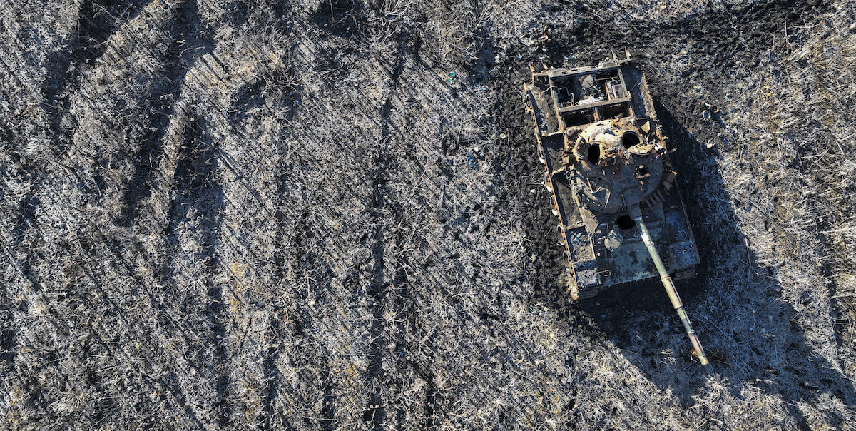 Un carro armato russo distrutto dall'esercito ucraino nella regione di Kharkiv, nel nord-ovest dell'Ucraina (John Moore/Getty Images)