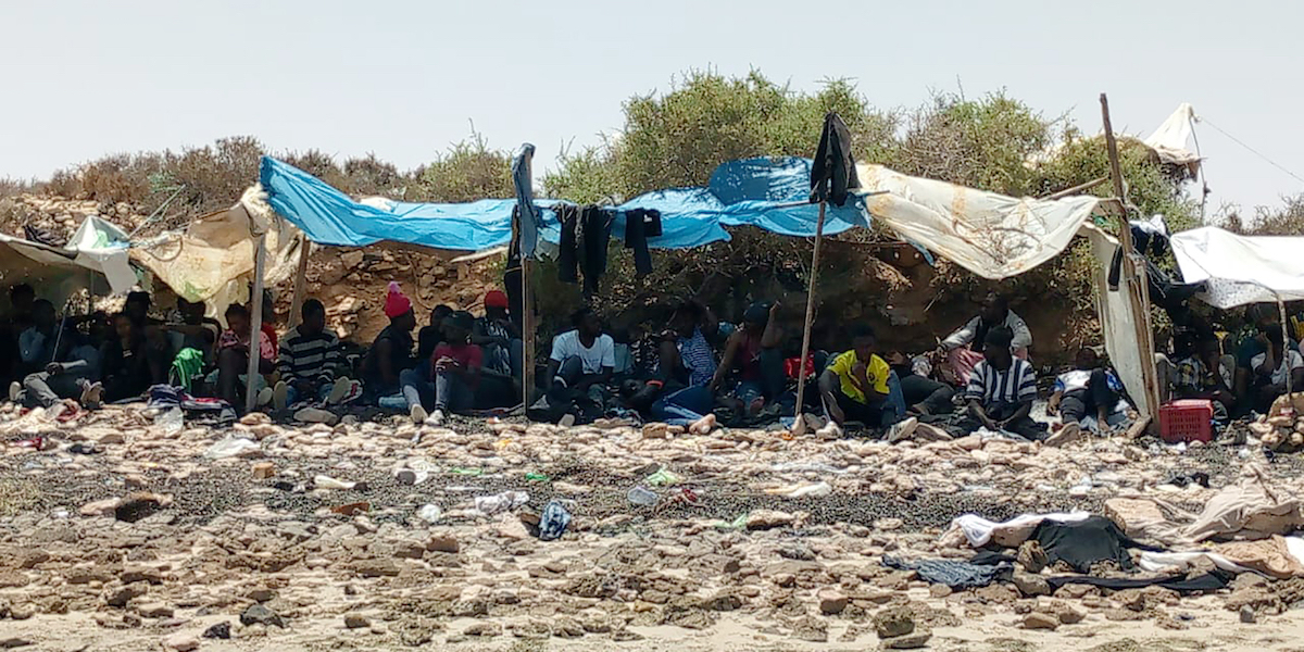 Un gruppo di migranti bloccato al confine fra Tunisia e Libia (UGC via AP)