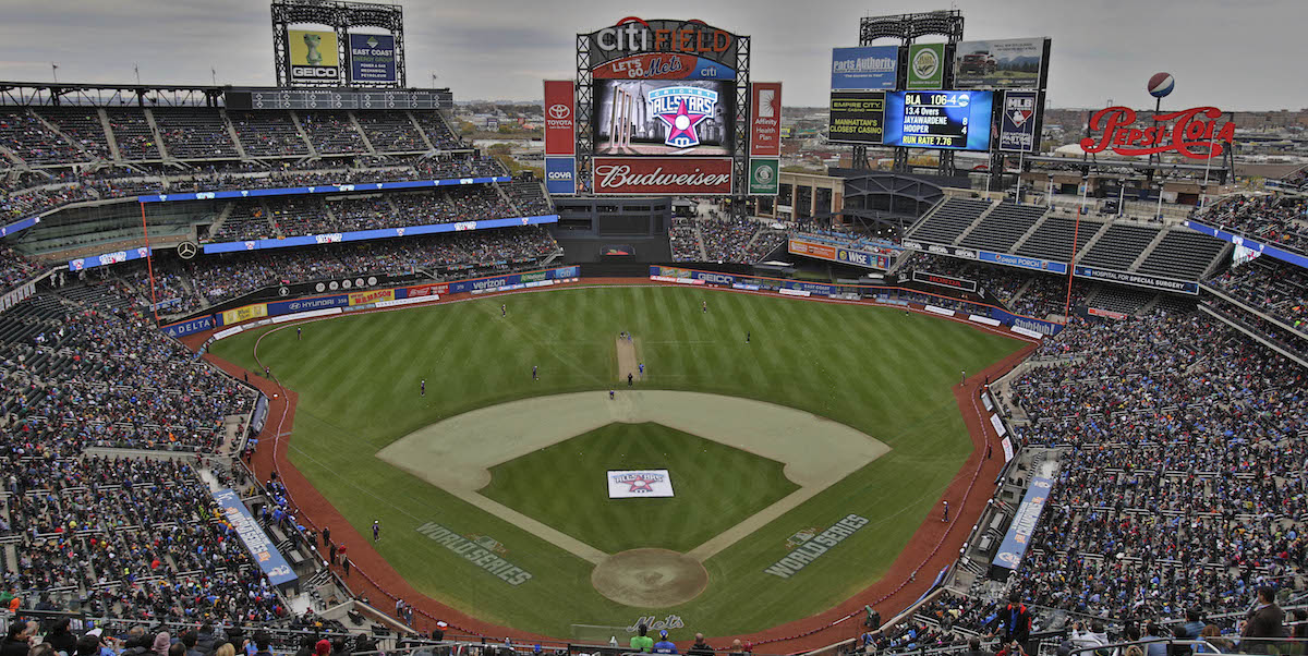 Una partita di cricket nello stadio da baseball dei New York Mets (Adam Hunger/AP Images for Cricket All Stars)