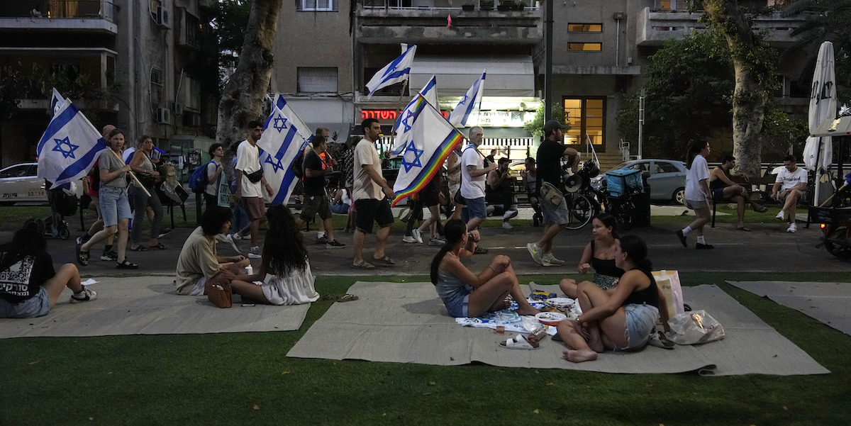 Una manifestazione di protesta a Tel Aviv (AP Photo/Ohad Zwigenberg)