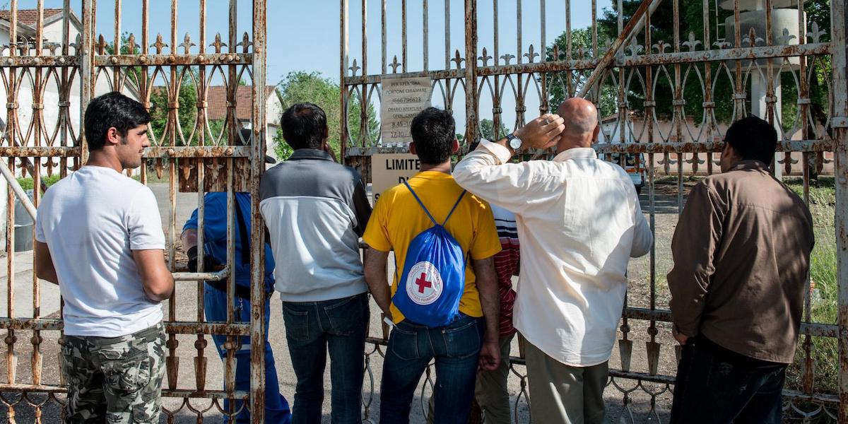 I migranti lasciati di fronte ai municipi di Vicenza, senza spiegazioni