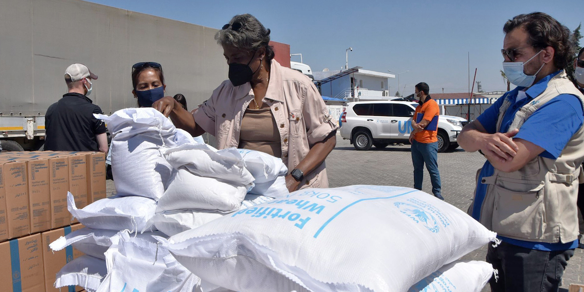 Un'ispezione di alcuni aiuti umanitari inviati in Siria (US Embassy in Turkey via AP)