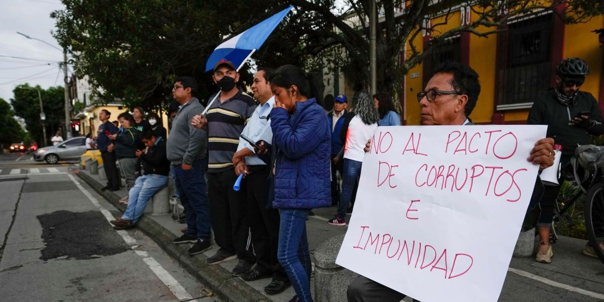 Manifestanti di fronte all'edificio del Tribunale Supremo Elettorale (AP Photo/Moises Castillo)