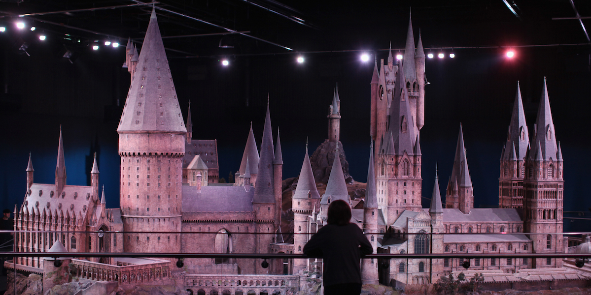 Un visitatore dell'Harry Potter Studio Tour ai Warner Brothers Leavesden Studios di Londra, ammira un modellino del castello di Hogwarts, scuola di magia e stregoneria frequentata da Harry Potter, sulle cui modalità di fatturazione in verità nulla è dato sapere (Dan Kitwood/Getty Images)