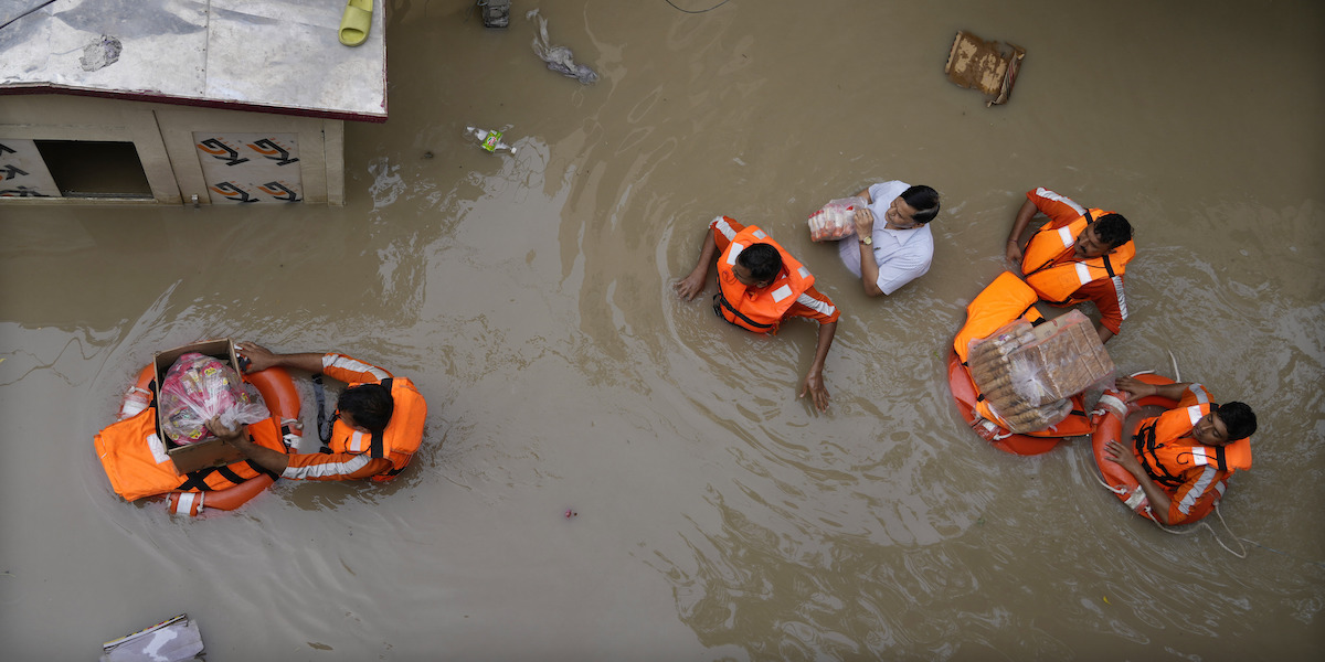 Soccorsi alle persone residenti in una zona alluvionata di New Delhi, in India, il 14 luglio 2023 (AP Photo/Manish Swarup, LaPresse)