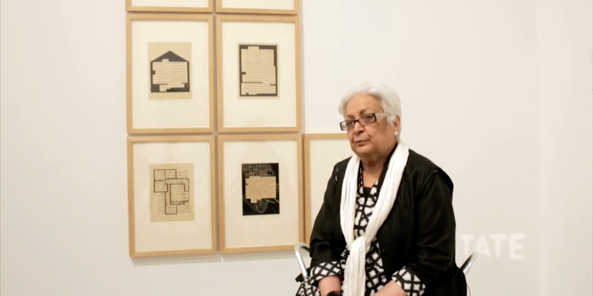 L'artista Zarina insieme ad alcune delle sue opere nel fermo-immagine di un video realizzato dalla Tate di Londra (Canale YouTube della Tate) 