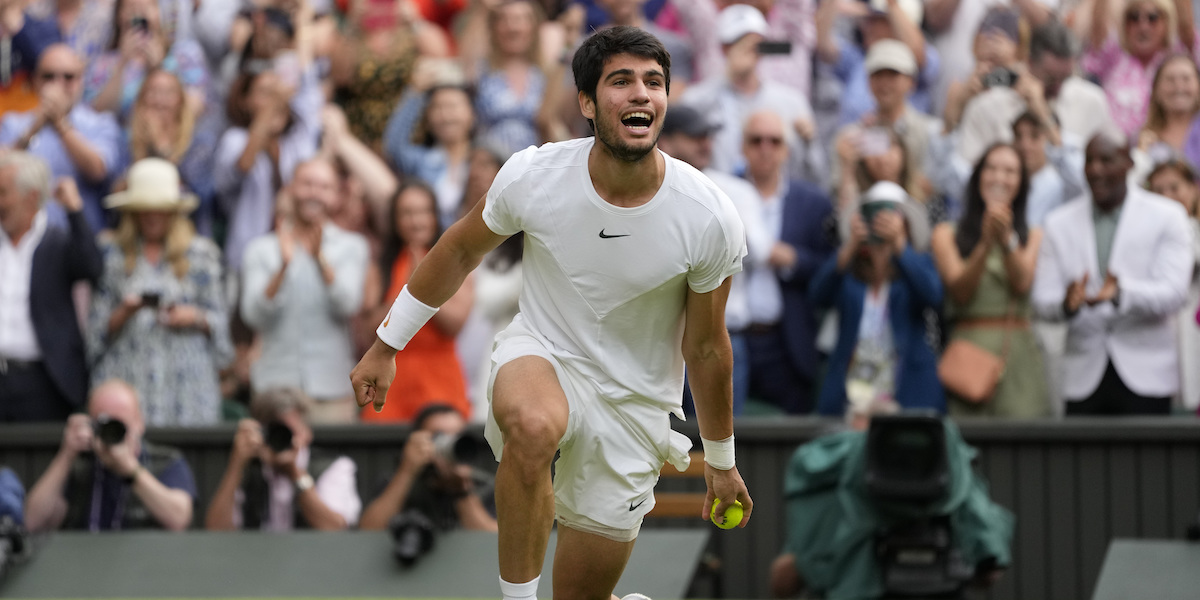 Carlos Alcaraz festeggia a Wimbledon (AP Photo/Kirsty Wigglesworth)
