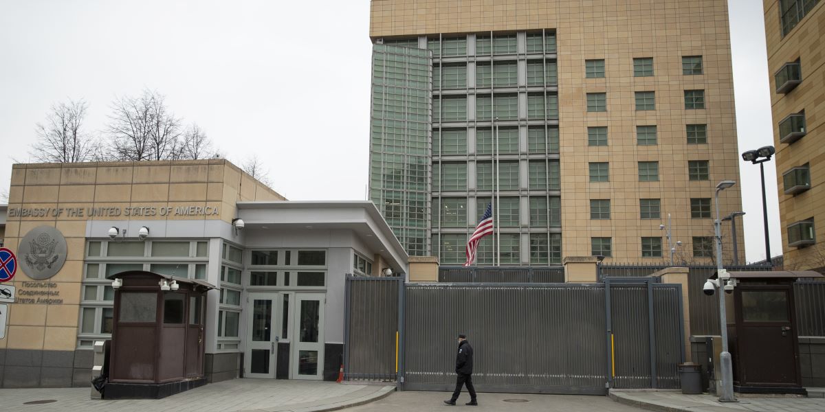 L'ambasciata statunitense a Mosca, 30 aprile 2021 (AP Photo/Pavel Golovkin, File)