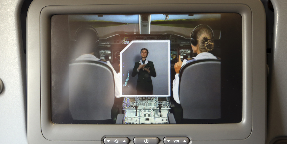 Un video con le istruzioni di sicurezza di un volo Alitalia nel 2013 (AP Photo/Luca Bruno)