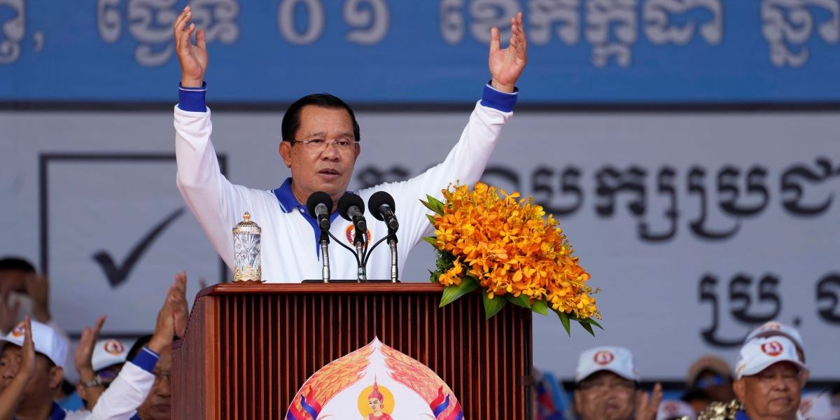 Il primo ministro cambogiano Hun Sen mentre tiene un discorso durante la campagna elettorale (AP Photo/Heng Sinith)