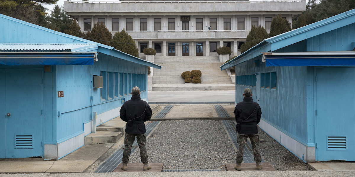 Soldati sudcoreani di guardia al confine tra le due Coree nella Joint Security Area, durante una visita guidata per i giornalisti (Jeon Heon-Kyun/Pool Photo via AP)