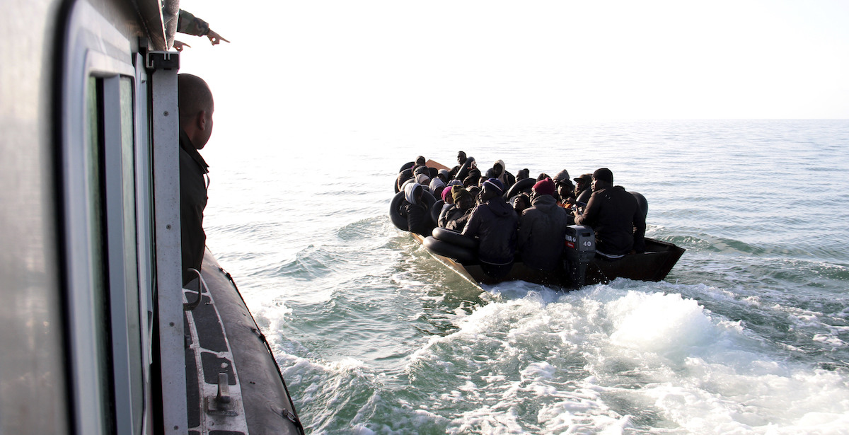 Un'imbarcazione di migranti fermata dalla Guardia costiera tunisina il 18 aprile 2023 (AP Photo)
