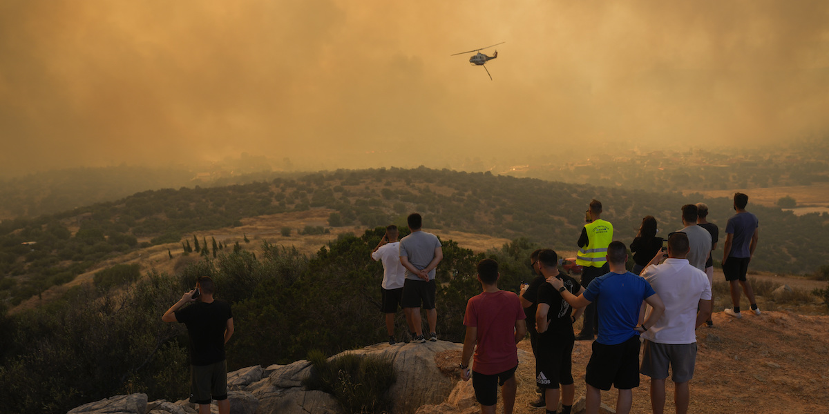 Un elicottero in azione a ovest di Atene (AP Photo/Petros Giannakouris)