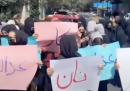 La rara protesta delle donne afghane contro la chiusura dei parrucchieri