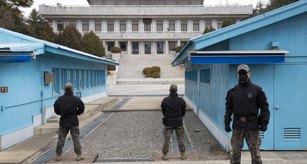 Soldati sudcoreani sorvegliano la linea di confine (Jeon Heon-Kyun/Pool Photo via AP)
