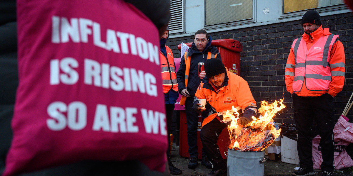Una protesta contro l'aumento del costo della vita, a Londra (Leon Neal/Getty Images)