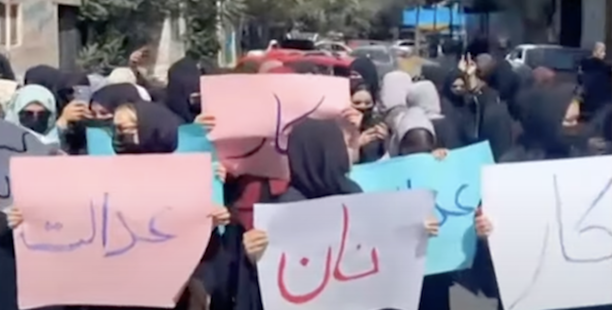 La rara protesta delle donne afghane contro la chiusura dei parrucchieri