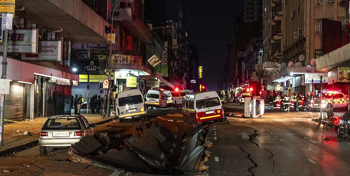 Un’esplosione ha fatto crollare parte di una strada nel centro di Johannesburg, in Sudafrica: ci sono un morto e più di 40 feriti