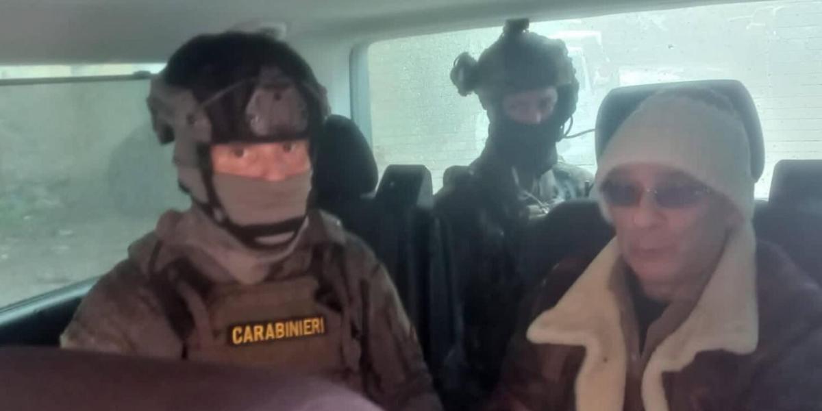 Matteo Messina Denaro e due carabinieri subito dopo l'arresto (Ansa)