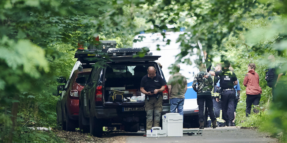 Poliziotti ed esperti di animali impegnati nelle ricerche del grosso animale selvatico avvistato a sud di Berlino, nella zona di Zehlendorf, il 20 luglio 2023 (Annette Riedl/dpa via AP)