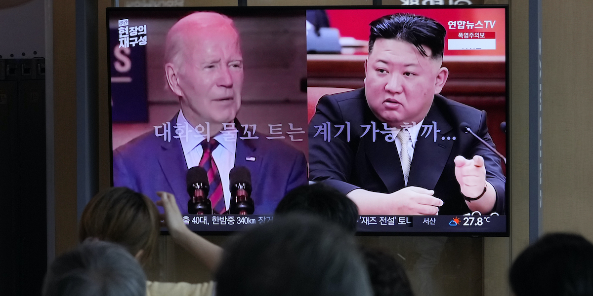 Un programma televisivo mostra Joe Biden e Kim Jong-un in una televisione alla stazione di Seul (AP Photo/Ahn Young-joon)