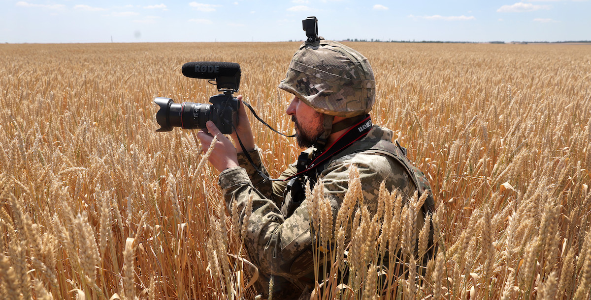 Un soldato ucraino documenta le attività dell'esercito nel Donetsk, in Ucraina (Scott Olson/Getty Images)