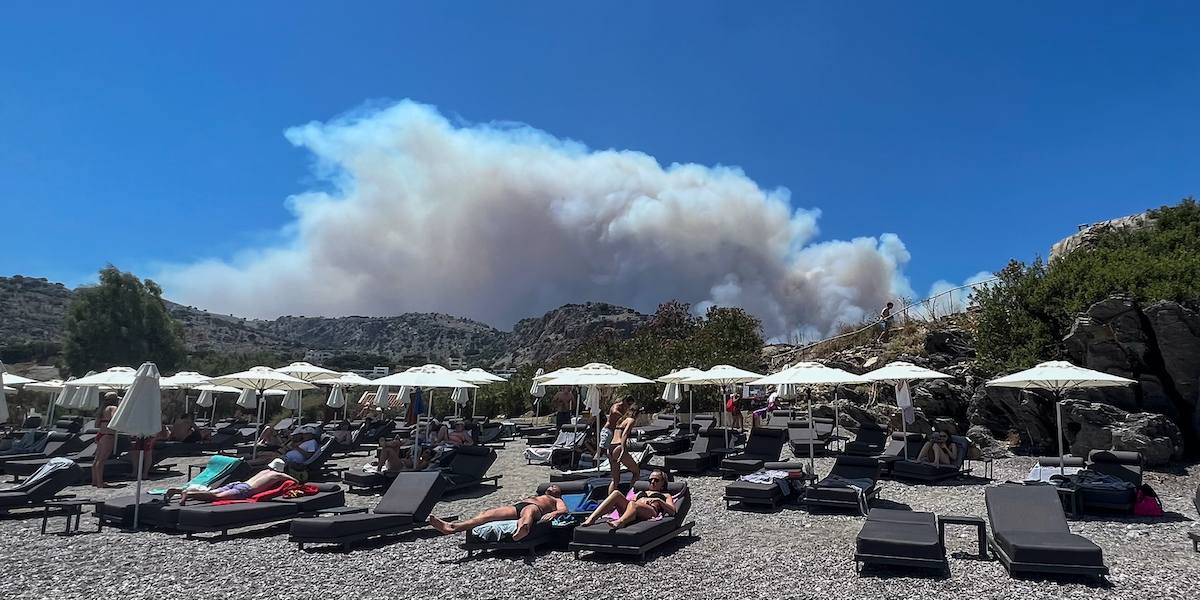 Sull’isola greca di Rodi centinaia di turisti sono stati evacuati a causa di un grande incendio