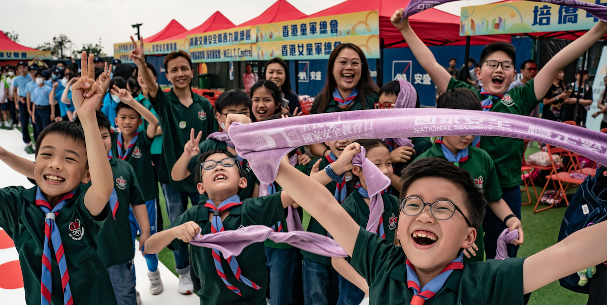 Una scuola di Hong Kong festeggia la giornata dell'istruzione istituita per insegnare la legge sulla sicurezza nazionale del 2020, 15 aprile 2023 (Anthony Kwan/Getty Images)
