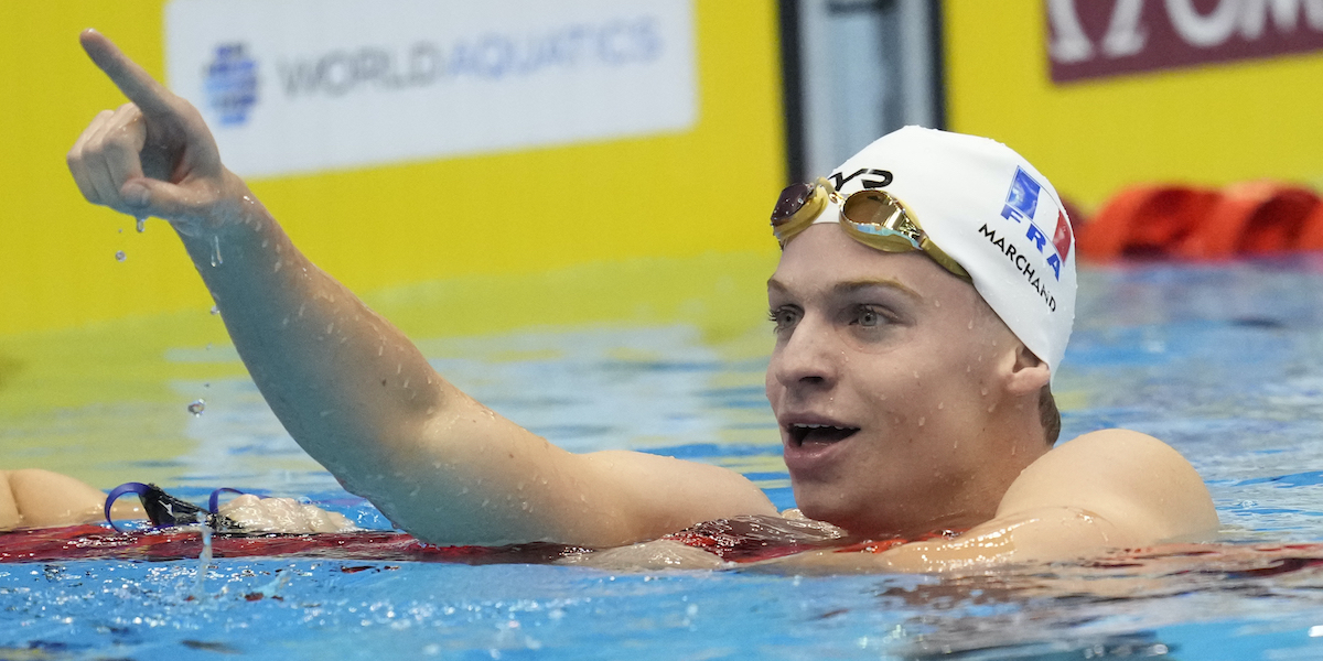 Léon Marchand dopo la vittoria e il record del mondo nei 400 metri misti (AP Photo/Lee Jin-man)