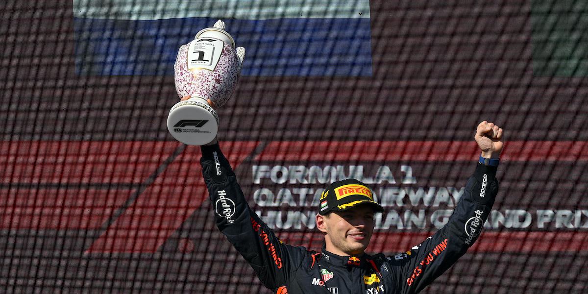 Verstappen durante la premiazione del Gran Premio (AP Photo/Denes Erdos)