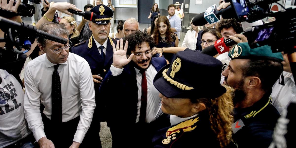 L'arrivo di Patrick Zaki all'aeroporto di Malpensa (ANSA/MOURAD BALTI TOUATI)