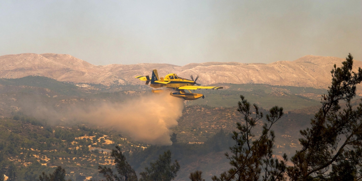 Un aereo usato per contenere gli incendi a Rodi, 23 luglio 2023 (EPA/DAMIANIDIS LEFTERIS)