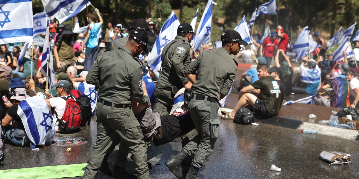 La polizia israeliana disperde dei manifestanti davanti alla Knesset, 24 luglio 2023 (Ilia yefimovich/dpa)