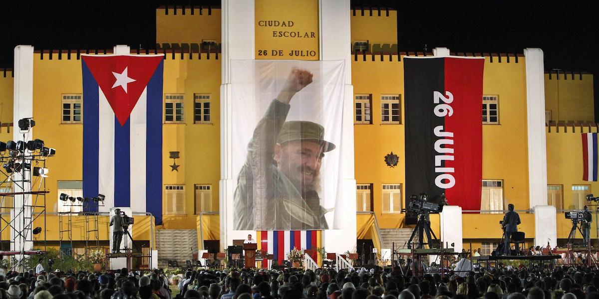 La festa per il 62° anniversario dell'assalto alla Moncada, ora diventata una scuola (EPA/ERNESTO MASTRASCUSA)