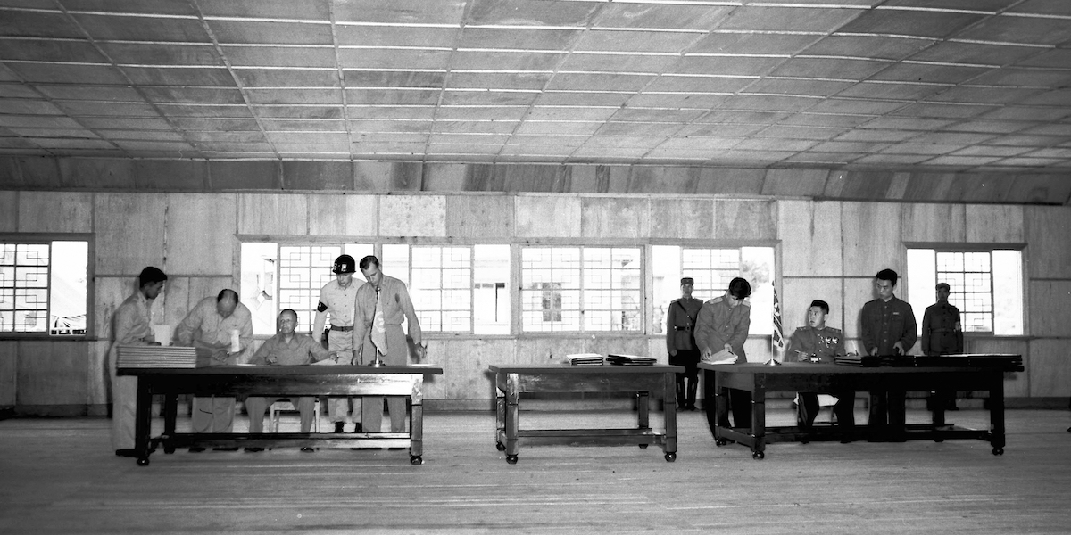 I generali William K. Harrison e Nam Il firmano i documenti dell'armistizio nel 1953 (AP Photo)