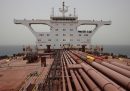 L'operazione per svuotare la petroliera abbandonata al largo dello Yemen