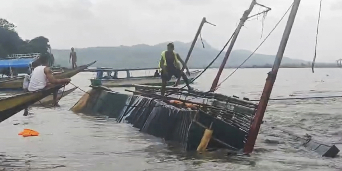 Almeno 21 persone sono morte nel ribaltamento di una barca in un lago a sud-est di Manila, nelle Filippine