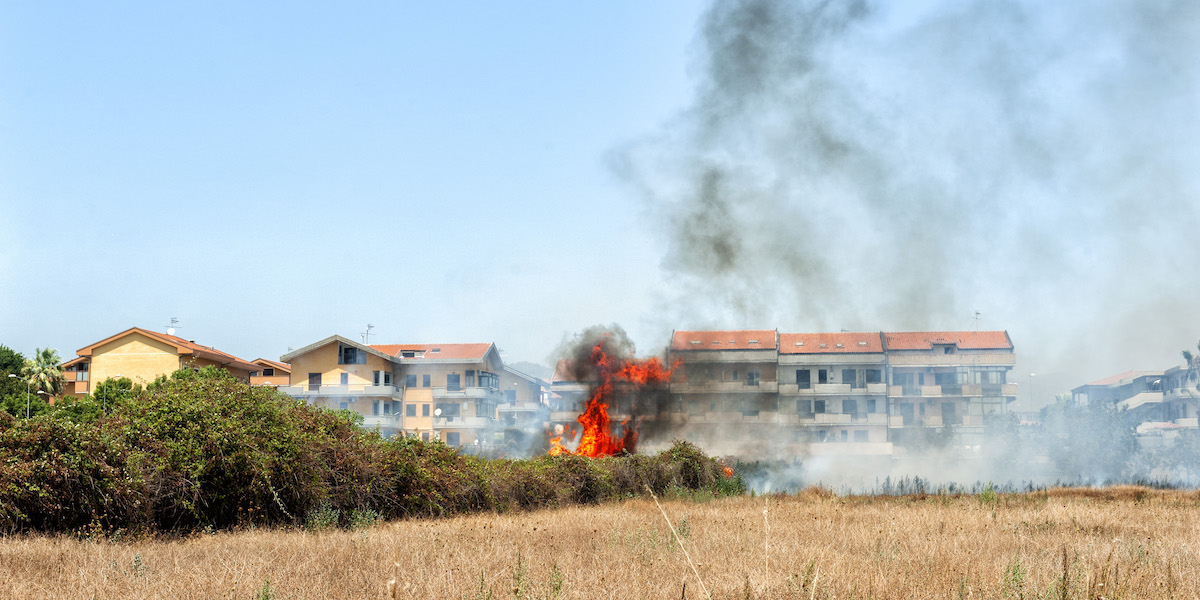 Un incendio a Mascali, in provincia di Catania, il 25 luglio (© Vito Finocchiaro/ZUMA Press Wire)