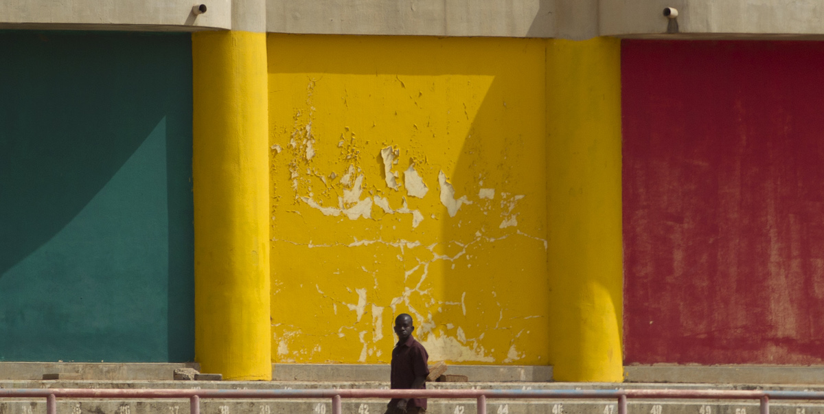 Un muro dipinto con i colori della bandiera del Mali a Bamako, la capitale del paese (AP Photo/Rebecca Blackwell)