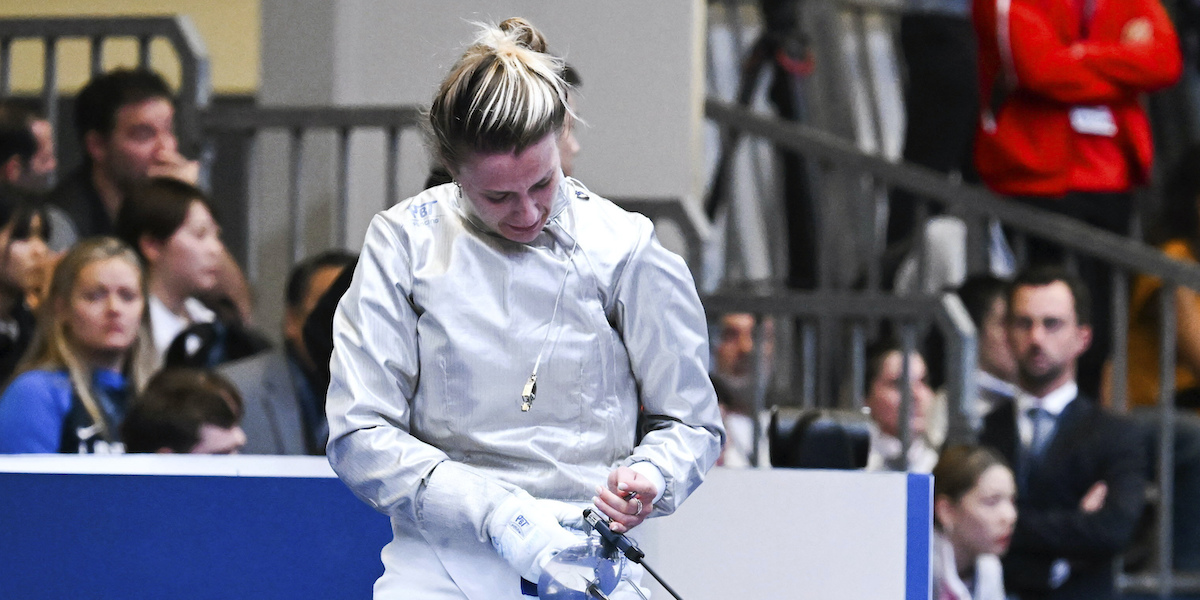 Olga Kharlan dopo l'incontro con Anna Smirnova ai Mondiali di Milano (Tibor Illyes/MTI via AP)