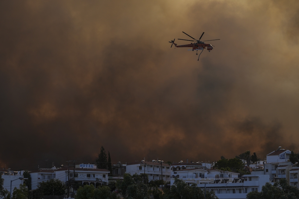 Un elicottero durante le operazioni per spegnere gli incendi a Gennadi, sull'isola di Rodi, il 25 luglio
