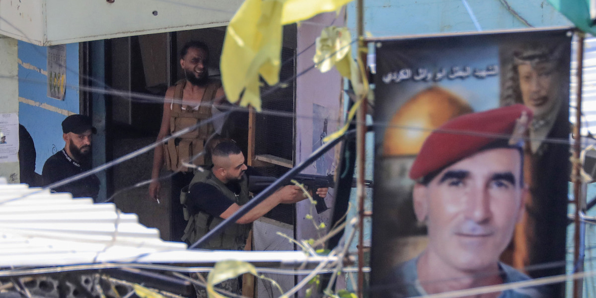 Membri dell'organizzazione Fatah durante gli scontri (AP Photo/Mohammad Zaatari)