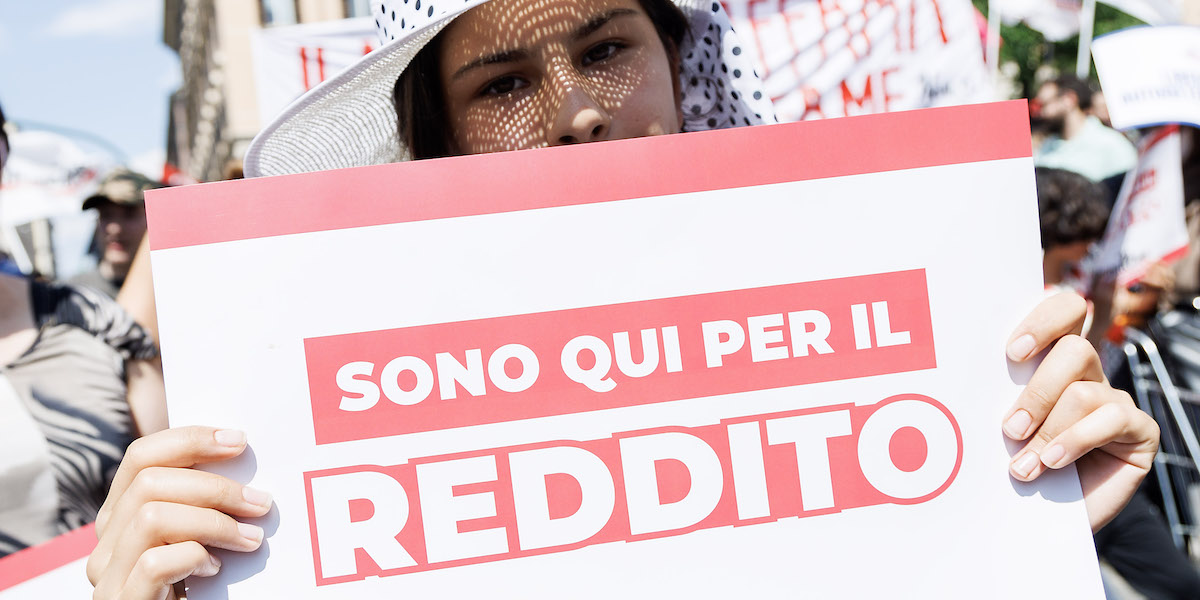 Una manifestante durante una protesta a maggio contro l'abolizione del reddito di cittadinanza, a Roma (Roberto Monaldo / LaPresse)
