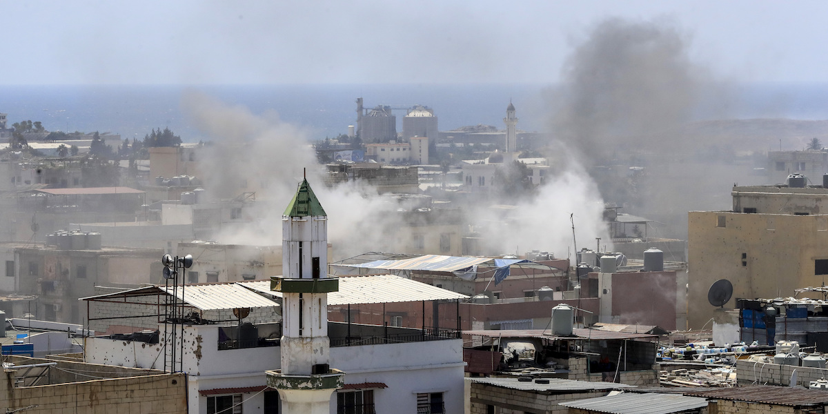 Il fumo provocato dagli scontri nel campo profughi (AP Photo/Mohammad Zaatari)
