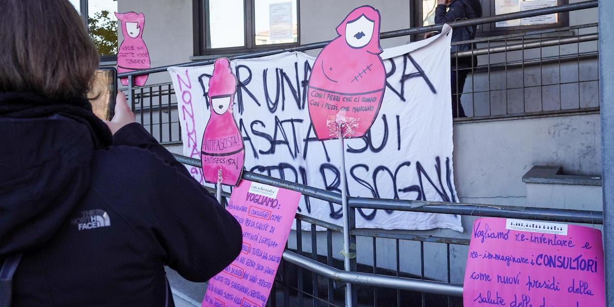 Un presidio del movimento femminista Non una di meno davanti all'ospedale Sant'Anna di Torino, nel 2021 (ANSA/JESSICA PASQUALON)