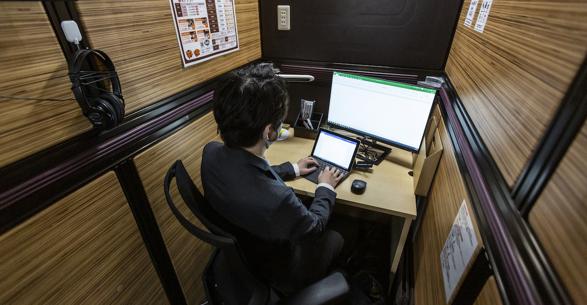 Un hotel a capsule in Giappone convertito a spazio di coworking a causa del covid. Hotel Anshin Oyado, Tokyo, 17 dicembre 2020. (Yuichi Yamazaki/Getty Images)